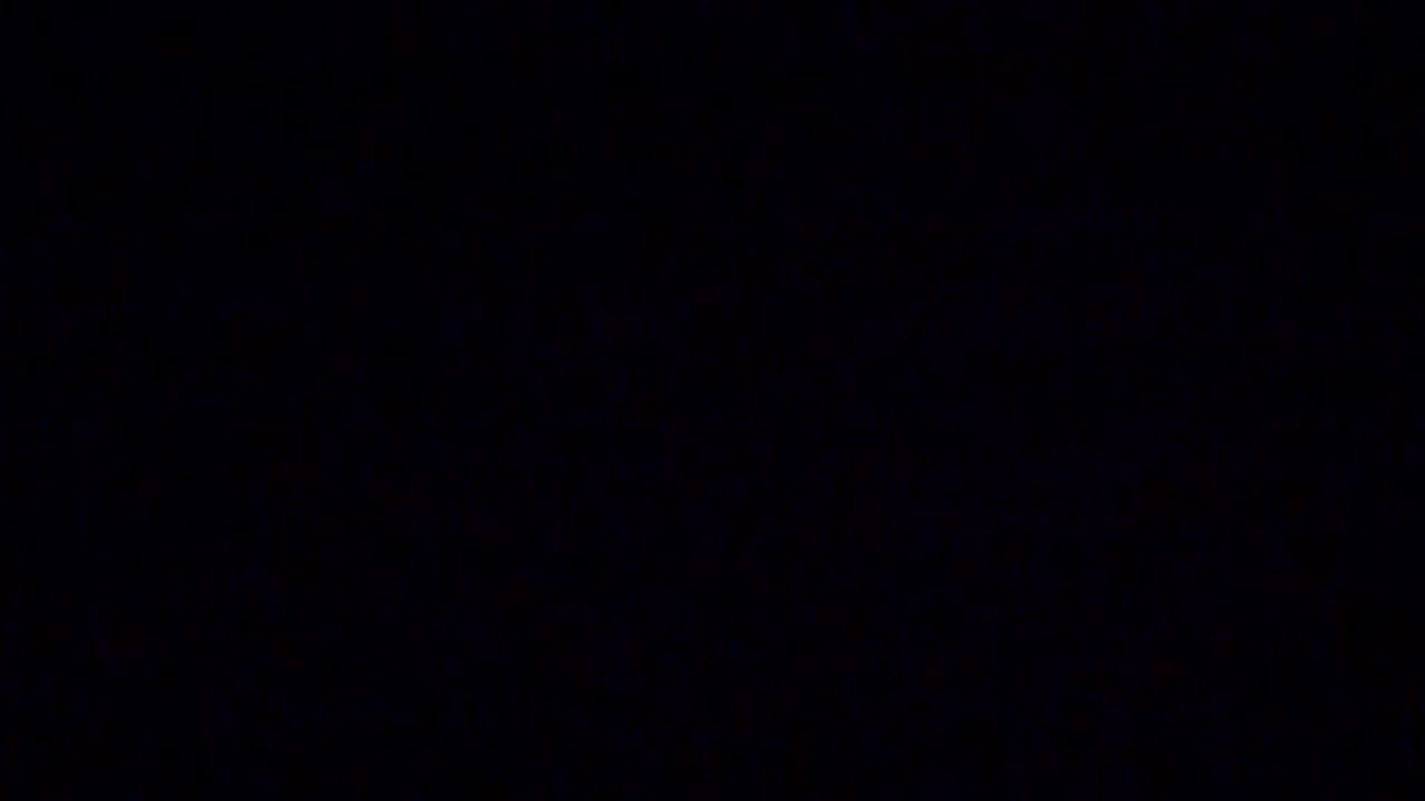 黑色背景上有蓝色火焰的煤气炉。慢动作镜头
