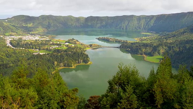 Sete Cidades，民用教区，同样位于一个巨大的火山口和湖泊的中心，也被称为Sete Cidades。圣米格尔岛，葡萄牙亚速尔群岛