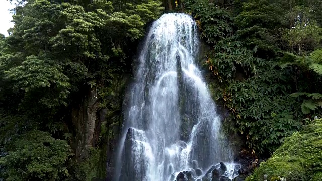 Ribeira dos Caldeiroes瀑布，Sao Miguel岛，葡萄牙亚速尔群岛。4K，超高清