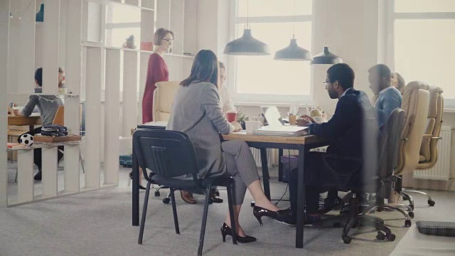 詳情圖-多利拍攝的商業(yè)人士在現(xiàn)代辦公室會(huì)議頭腦風(fēng)暴?？鞓范嗝褡鍎?chuàng)意員工討論4K