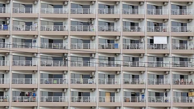 多层建筑，有阳台和挂在那里的东西。多层建筑近景