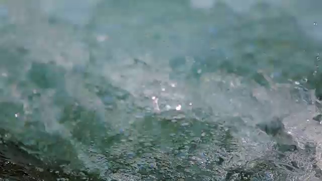 山涧中起泡的水