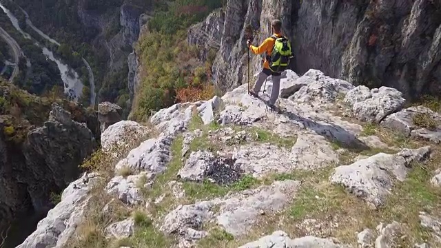 山顶上的探险者，4k无人机视频