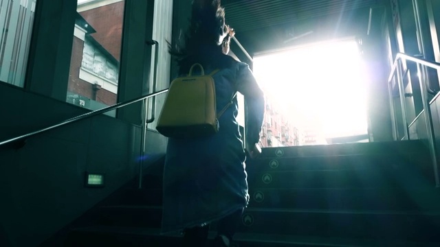 奔向光明的女人