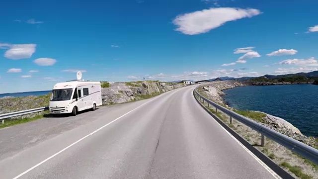 詳情圖-在挪威的一條路上駕駛汽車大西洋路或大西洋路(Atlanterhavsveien)被授予(挪威世紀建設(shè))的稱號。
