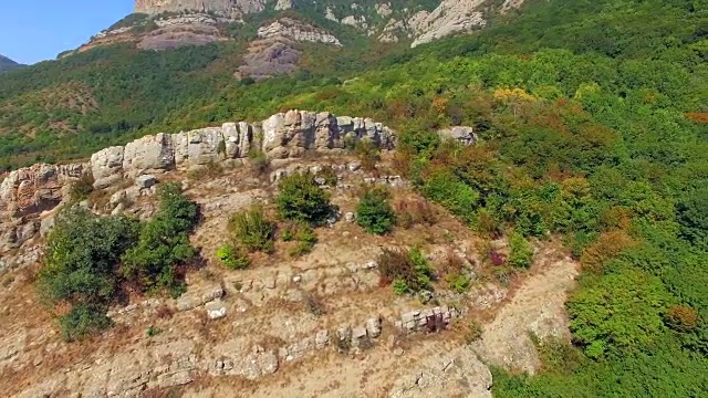 摄像机在山脊上移动。鸟瞰