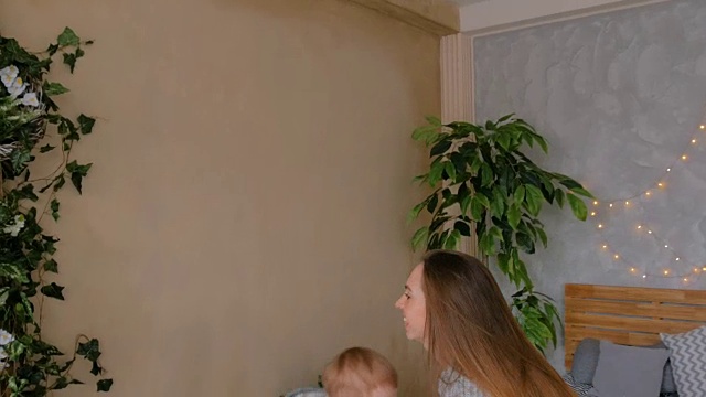 年轻的母亲正在呕吐她的孩子