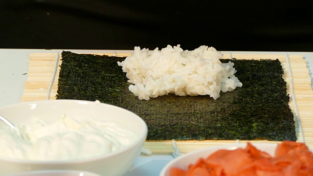 把米饭放在海苔上