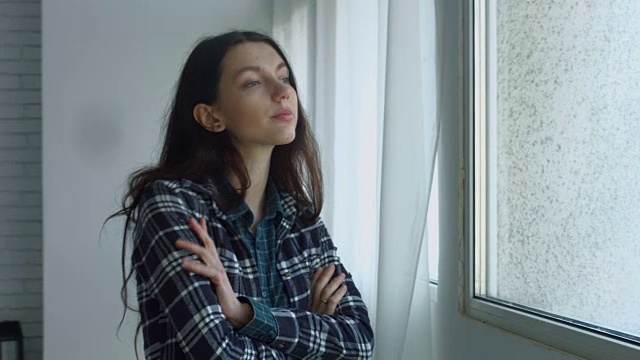 性感梦幻的女人望着窗外