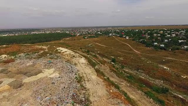在垃圾填埋场旁边，住宅建筑开始建造