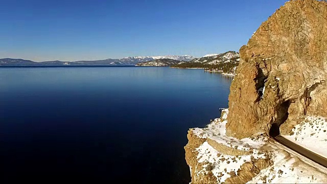 鸟瞰图高山丘公路隧道太浩湖