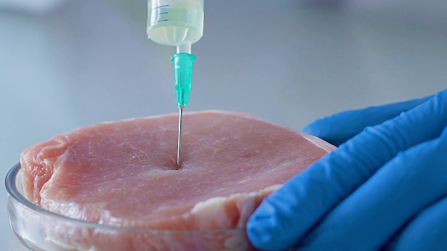分析人员在肉块中进行注射以查看市场上产品的质量