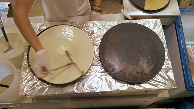 厨师在厨房准备食物的中段