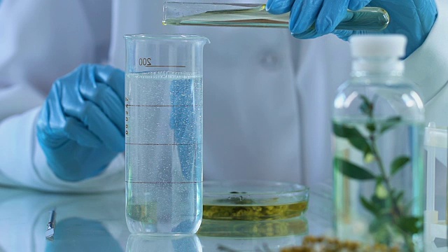 从事将植物干细胞提取物混合用于抗衰老面霜的化学家