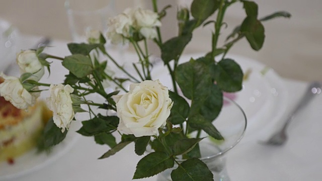 婚礼桌上的鲜花装饰