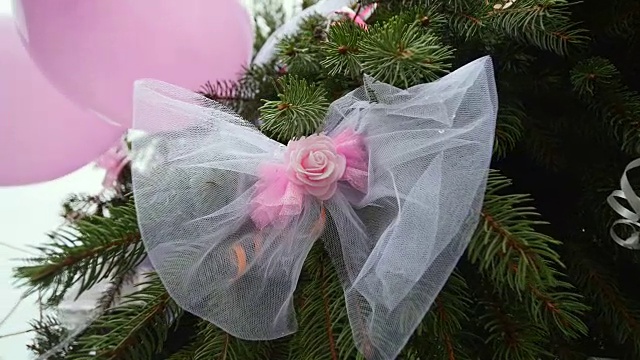 婚礼拱门与鲜花。婚礼装饰