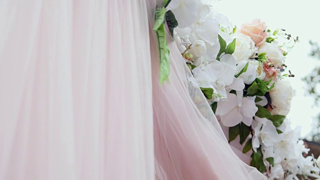 奢华的婚礼拱门与鲜花。婚礼装饰