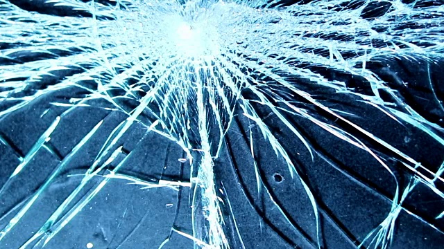 详情图-用锤子击碎玻璃。在120帧/秒的垃圾背景上破碎和开裂的屏幕