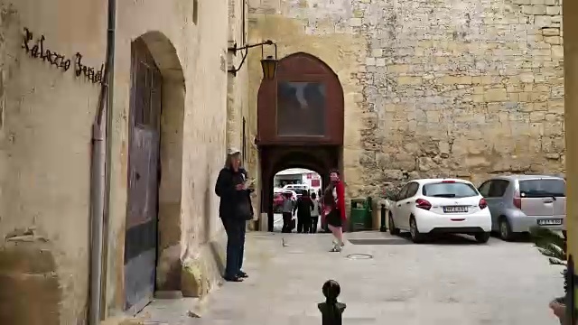 Hyperlapse。走在马耳他古老姆迪纳的中世纪街道上。