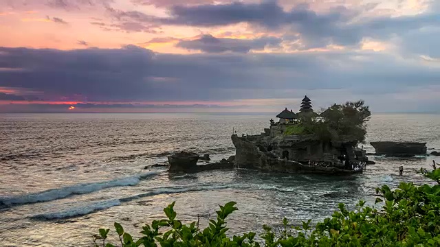 缩小拍摄的塔娜Lot寺庙在日落时间。印尼巴厘岛