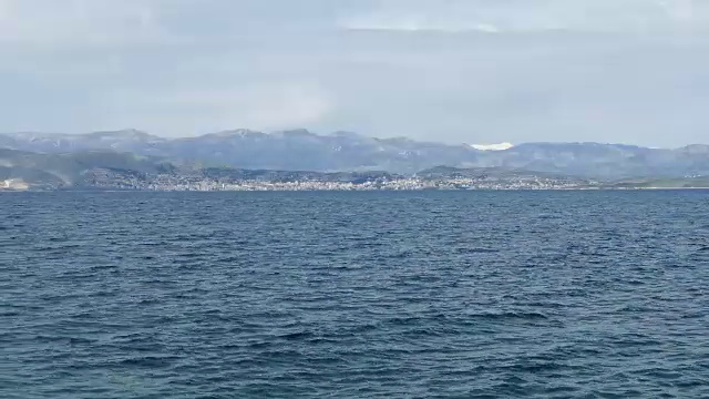 希腊科孚岛Kassiopi村，爱奥尼亚海清澈碧绿的海水，美丽的海景。