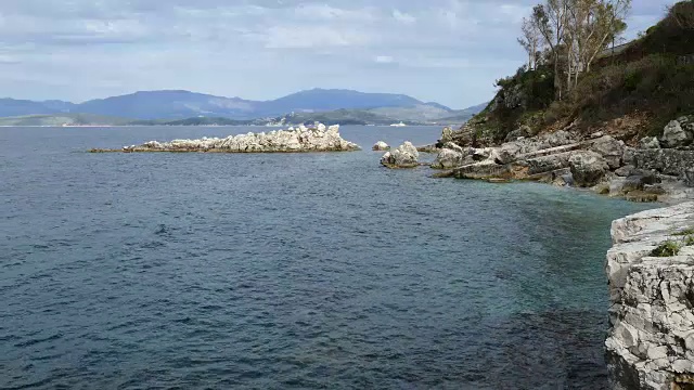 蓝色泻湖海滩海岸，卡西奥皮村，科孚岛，希腊。爱奥尼亚海的岩石海岸，碧绿的海水。