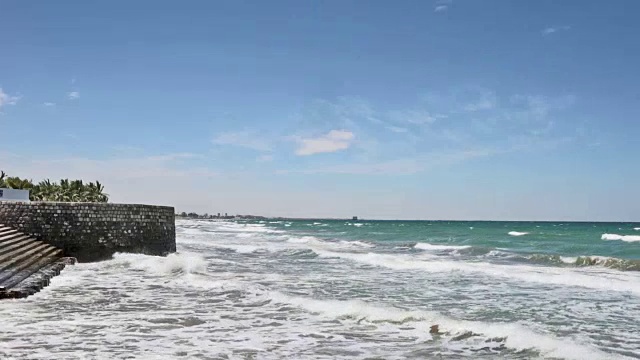 海浪冲击着海岸防护工程