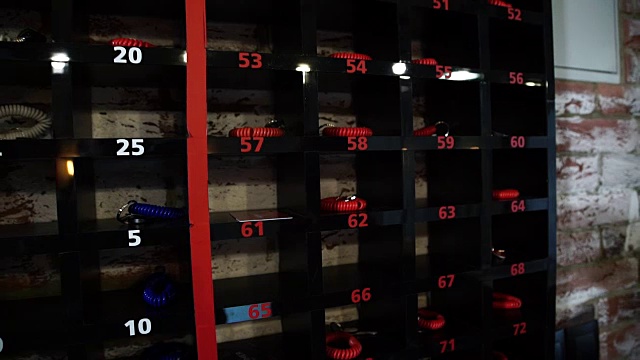 在储藏室，工作人员将牢房的钥匙放好