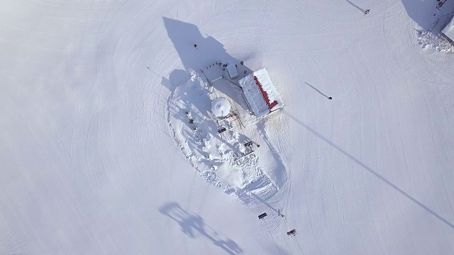 滑雪电梯为滑雪者和滑雪板在雪山在冬季度假村无人机视图。雪山缆车缆车