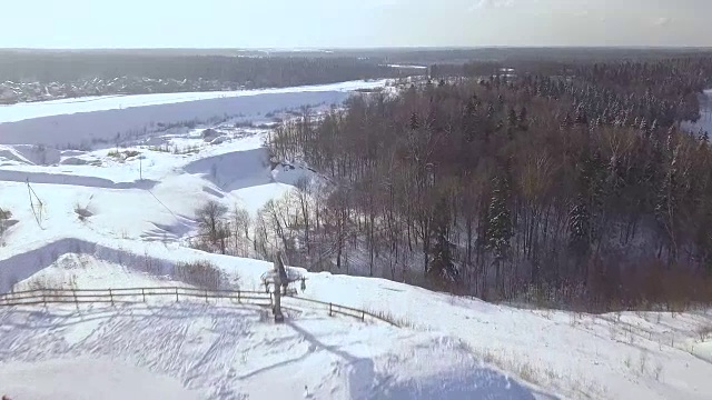 滑雪场冬季滑雪时人们在雪坡上滑雪的鸟瞰图。用于滑雪和单板滑雪的滑雪电梯。无人机拍摄的雪山冬季活动