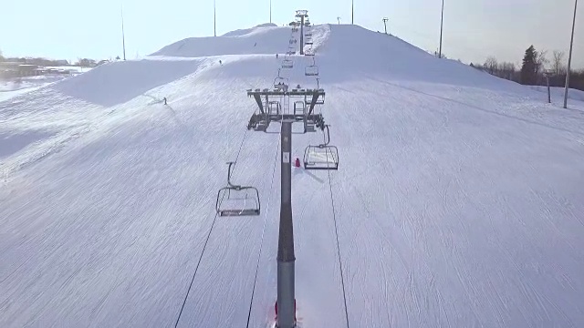 滑雪电梯，用于在滑雪胜地的雪山上运输滑雪者和滑雪板。滑雪缆车与椅子在雪坡无人机视图