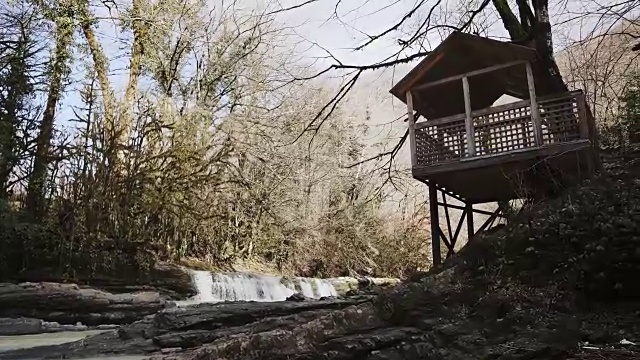 详情图-观景台在森林与河流在秋天晴朗的一天