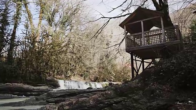 详情图-观景台在森林与河流在秋天晴朗的一天