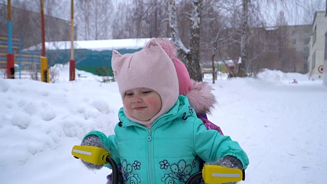 可爱的小婴儿在幼儿园里玩雪橇