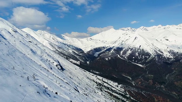 航拍:徒步雪山，滑雪旅游偏僻偏僻的雪道独自登山，风景秀丽的雪山背景。