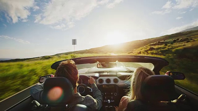 详情图-一对情侣在夕阳下开车