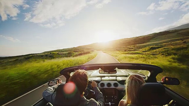 详情图-一对情侣在夕阳下开车