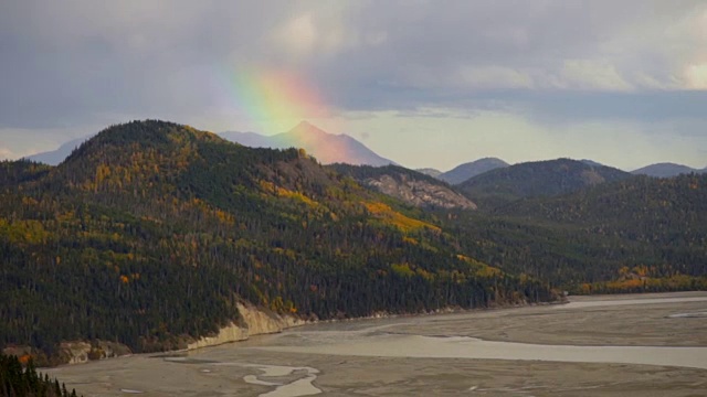彩虹形成的Wrangell山脉暴雨河盆地阿拉斯加