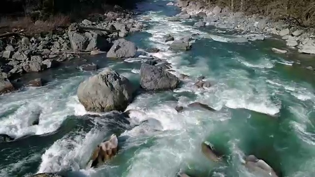 令人惊叹的自然空中流动的绿松石河急流