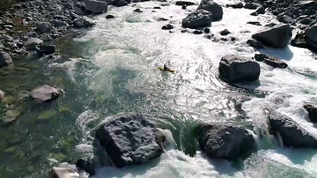 激流皮划艇落石慢动作空中