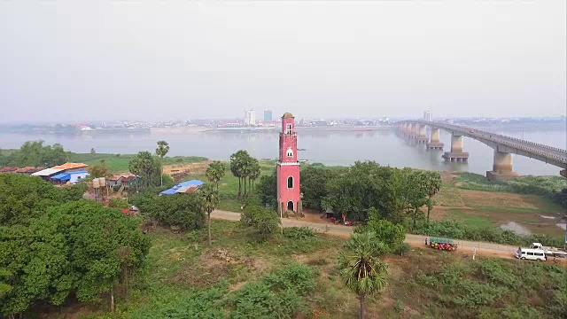 无人机射击:向后飞，露出湄公河岸边殖民时期的法国瞭望塔