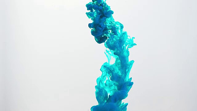 彩色油墨在白色背景的水中移动。丙烯酸油墨在水中旋转，创造出抽象的云朵。60fps，高清格式。彩色油墨溶于水的痕迹，形状不断变化