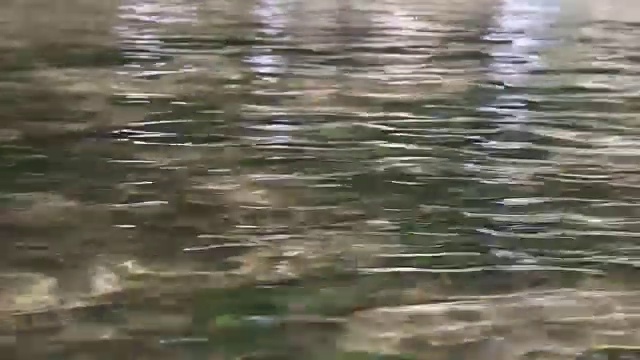 流水潺潺，河水荡漾