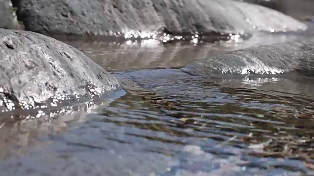 水流岩石干净新鲜