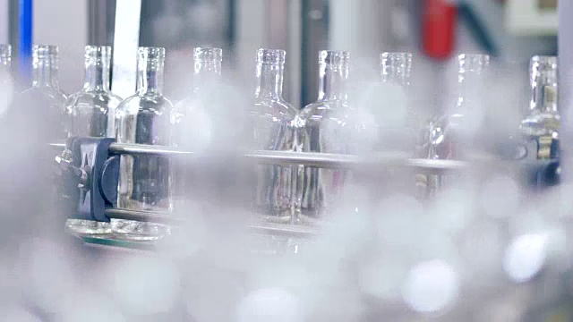 工厂的瓶子装配线。