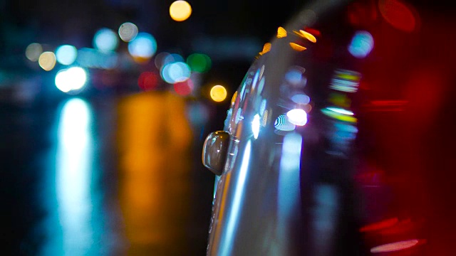 詳情圖-汽車晚上停在濕滑的路上。