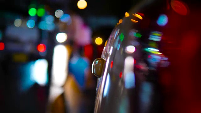 詳情圖-汽車晚上停在濕滑的路上。