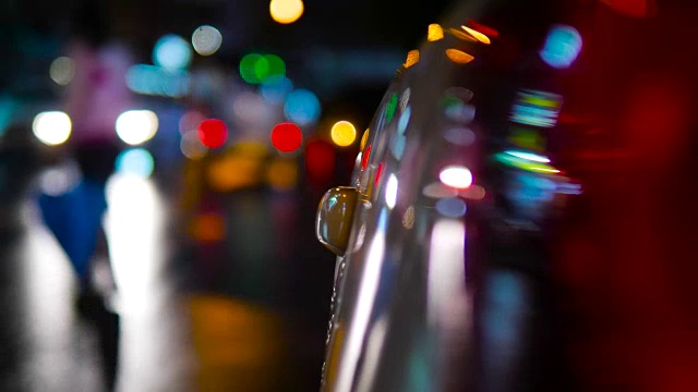 詳情圖-汽車晚上停在濕滑的路上。