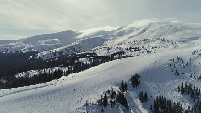 冬季滑雪板和滑雪无人机飞行在山上技能以上的电梯和人民