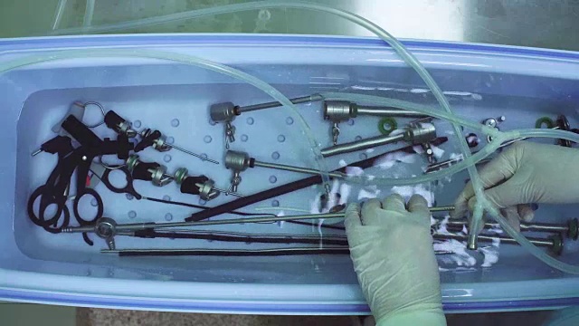 护士清洗医疗器械的双手